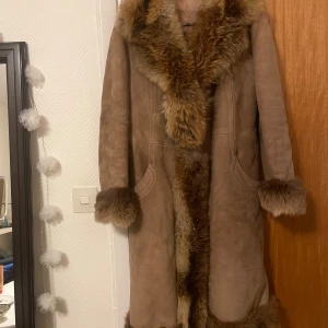 Kappa med äkta päls - Jättefin och unik vintagekappa med äkta päls. Lite mindre skavanker/missfärgningar men inget man tänker på direkt, kan skicka mer bilder vid intresse. Ingen storlek men skulle kanske säga m/l då den är lite stor på mig som vanligtvis är s/m. Pris kan diskuteras! :)