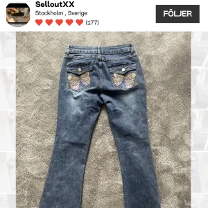 Jeans med fjärilsbroderi - Snygga jeans med broderade fjärilar på bakfickorna. De har en klassisk blå färg och en bootcut passform. Perfekta för att ge din outfit en unik touch. Köpta på Plick,men rensar min garderob🥰 köptes för 500 och använda fåtal ggr passar 36