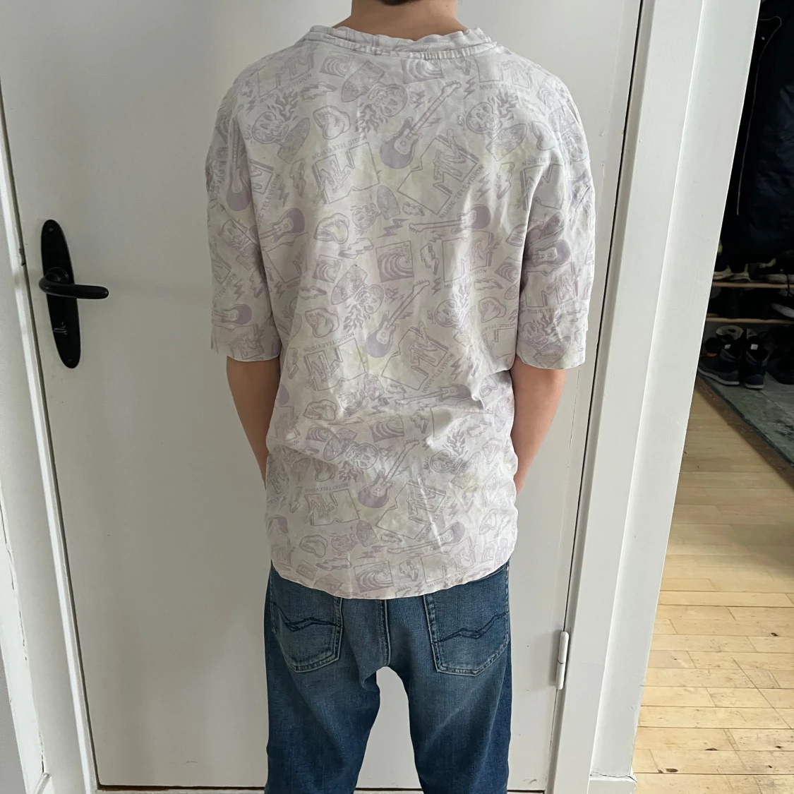 Vit t-shirt med mönster från H&M - 90