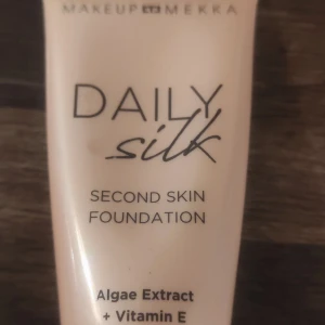 Daily Silk Second Skin Foundation - Helt ny foundation!...... Daily Silk Second Skin Foundation från Makeup Mekka med algerextrakt och vitamin E. Denna foundation ger en silkeslen finish och återfuktar huden för en felfri look. Tillverkad i EU. 