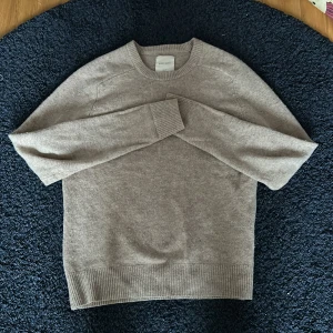A days march tröja - Säljer en stilren beige tröja från A Day's March i storlek medium. Den är gjord av lammull.                       Hör av er vid frågor!                                                                                    Kan ändra pris vid snabb affär👍🏻