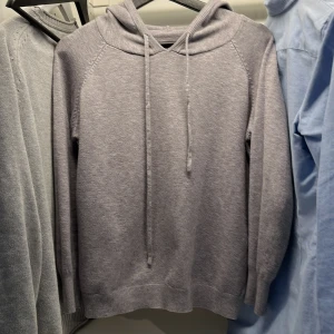 Grå hoodie - Säljer nu denna feta hoodie som är riktigt skön för endast 599! Skriv vid frågor eller fler bilder😃pris går att förhandla om 