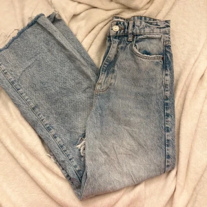 Blå jeans med slitningar - Snygga blå jeans med slitningar och fransiga kanter. Kontakta mig om du har någon fråga! 🤍 Betalning sker via Swish!