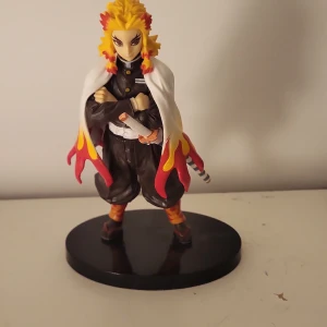 Flame hashira rengoku - Säljer Rengoku, har ingen användning av den. Ha en liten fläck på baksidan men man ser typ den inte. Hat typ inte användning av de  längre🩷