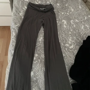 Grå yogapants  - Säljer ett par grå yogapants från 157 i storlek XXS (sitter som S). Använda, men inga defekter. 