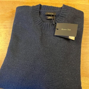 Mörkblå stickad tröja Massimo Dutti  - Helt ny med prislapp endast testad! Strl M men passar även S. Nypris är 800 kr i butik vårt pris endast 599 kr! Skriv vid frågor eller funderingar? 