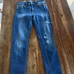 Dondup jeans - Säljer nu dessa tvär feta Dondup jeans som tyvärr är för små för mig men passar dig som är runt 170-177! Dom är väldigt snygga och passar varje stil! Skriv vid frågor eller funderingar om jeansen✍️✍️