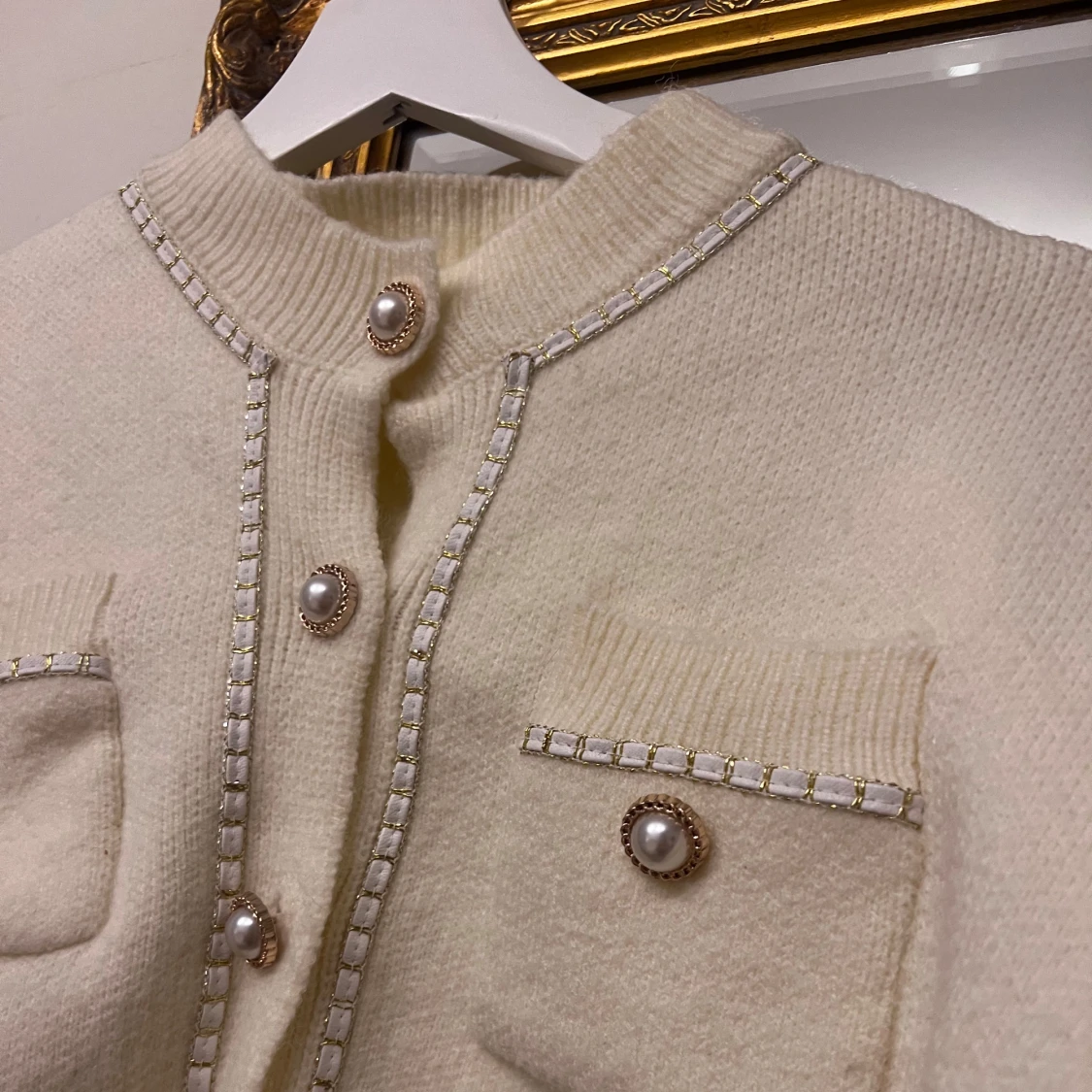 Beige cardigan med pärlknappar - 93