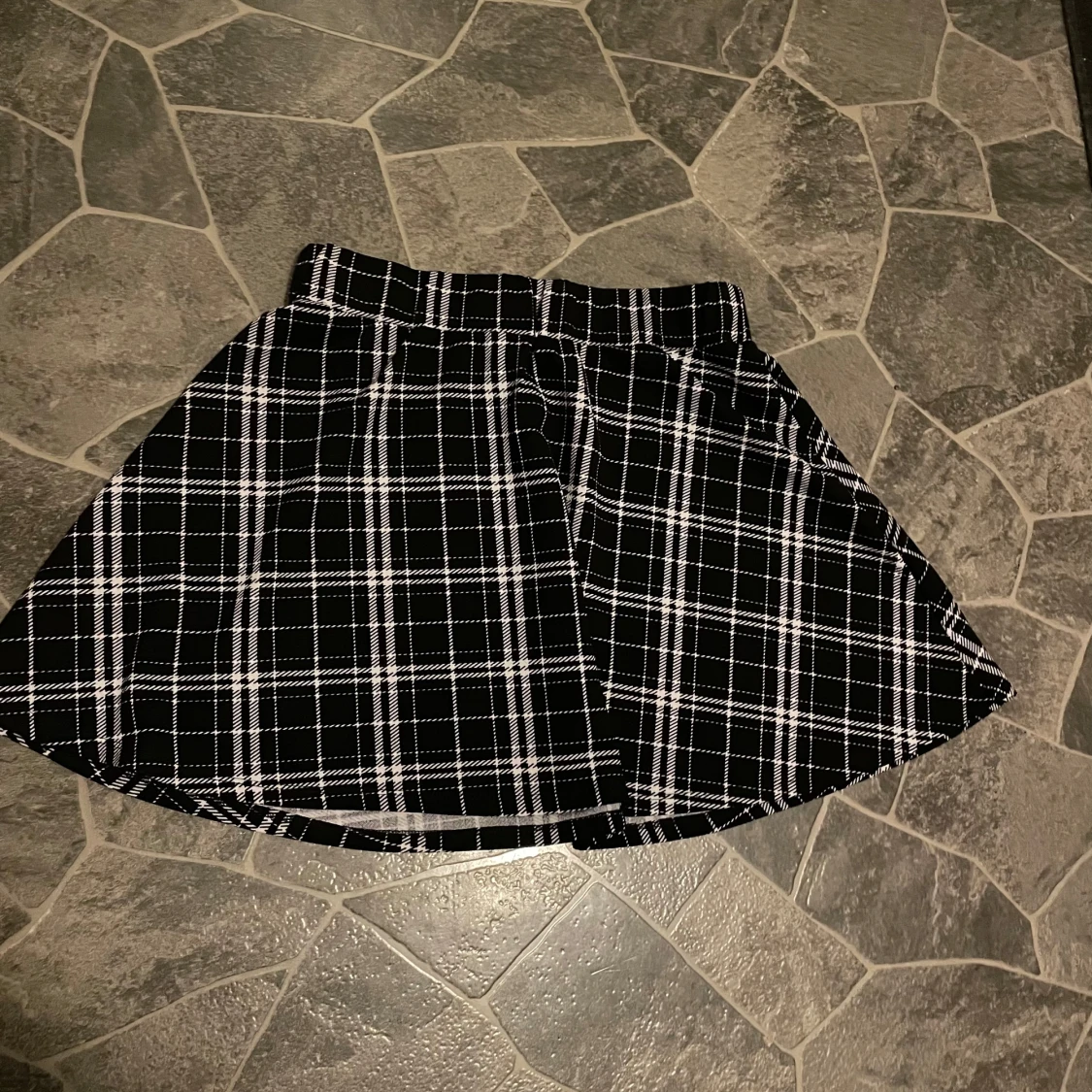Svart och vit rutig kjol