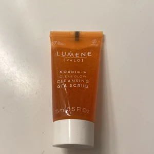 Lumene Cleansing Gel Scrub - En rengörande gel scrub från Lumene med Nordic-C för en klar och strålande hud. Förpackningen är orange och innehåller 15 ml.