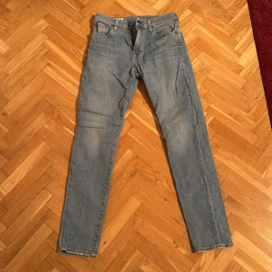 Levi's 512 jeans - Passade inte mig så bra använda endast fåtal gånger. Snygga Levi's 512 jeans i en klassisk blå tvätt. De har en slim passform och är tillverkade i slitstarkt denim. Perfekta för en stilren look med fem fickor och knappgylf.