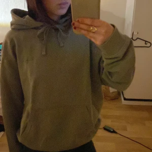 grön hoodie - en jätte fin grön hoodie i sage green med ordet define på vänsta bröstet, storlek l men skulle kanske säga att de är m. lite nopprig men säljs pågrund av rensning. skriv för mer bilder eller info 💕