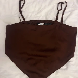 Fest topp  - Supersöt topp med siden liknande material! Nyskick! Tveka inte att skriva vid frågor, fler bilder kommer snart 💕