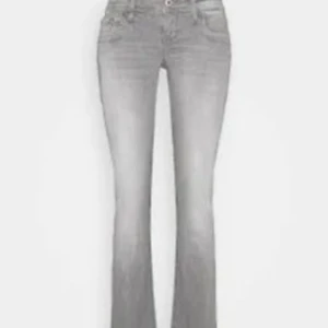 Grå ltb jeans - Snygga grå ltb jeans med en klassisk femficksdesign och knappgylf. Perfekta för en avslappnad stil. Storlek W26, men har sytt in låren så typ storlek W25 nu. Har aldrig kommit till användning, precis köpt.