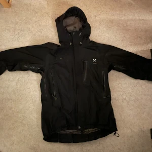 Haglöfs Goretex jacka - Säljer min Haglöfs goretex regn jacka pga den inte passar längre. Storlek M woman. Kan sänka pris vid snabb affär 