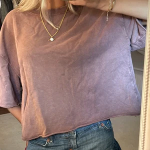 Så snygg tröja - Säljer en avslappnad  t-shirt med korta ärmar. Perfekt för en casual look. Passar bra till jeans eller shorts. Passar både s och m