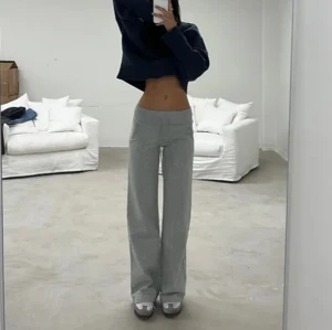 Alobha byxor - Gråa raka byxor från Alobha Label. Nypris 799kr, säljer för 500kr. Perfekt skick endast använda fåtal gånger. 