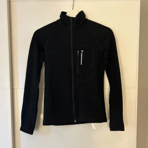 Säljer denna fleece från Peak Performance - Säljer denna svarta fleece jacka från peak performance i strl XS. Denna jackan finns inte längre kvar i soritmentent på grund av att den är köpt 2018. Den är använd vid endast en skidresa. Köpt för 1200kr!
