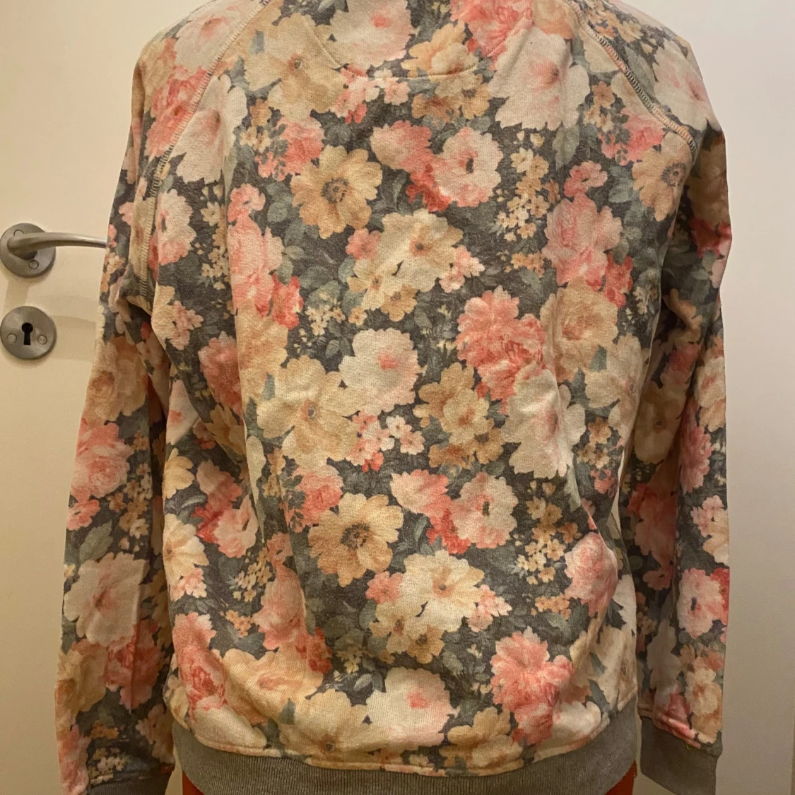 Blommig tröja med långa ärmar MNG M - 91