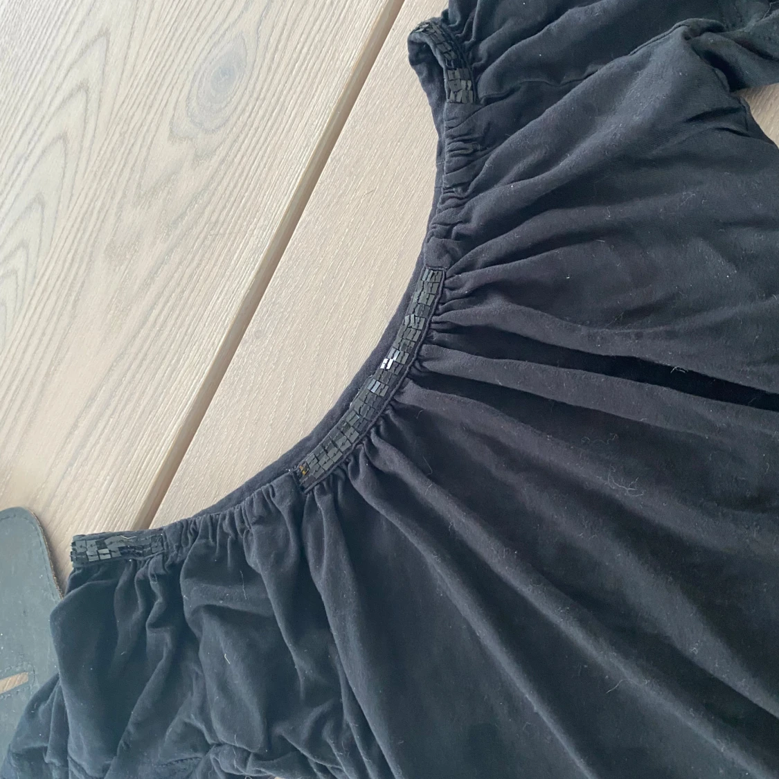 Svart topp med paljettdetaljer - 90