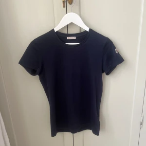 Marinblå  t-shirt  Moncler - Sååå fin mörkblå T-shirt från Moncler i storlek S  QR-kod och lappar finns på tröjan. Och den är bara använd en gång så i jättebra skick 😍💕