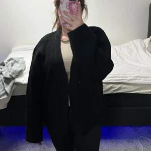 Svart stickad kofta - Svart stickad kofta som aldrig använts. Den är i mycket bra skick. 