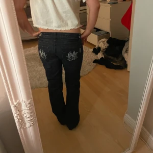 Marinblåa jeans  - Super snygga som inte används!! Midjemått - 37 cm, innerbenslängd- 73 cm🥰( tar prisförslag )