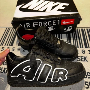  Nike Air Force 1 x CPFM  - Snygga svarta Nike Air Force 1 x cpfm info fråga kommer med tjocka skorsnorre och original också provet kan diskuteras.