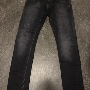 Svarta jeans från Tiger of Sweden - Snygga svarta jeans från Tiger of Sweden med en klassisk design. De har en slim passform 32/32.   Billigare vid direkt köp