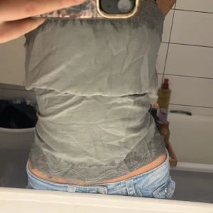  topp med spets  - Supercool fest topp med spets detalj i ett siden - aktigt material från objekt! Köpt second hand, inga defekter. Skriv gärna vid frågor 💕