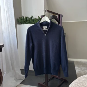 Mörblå halfzip Softgoat - Säljer en mörkblå halfzip från softgoat i storlek S. Den är knappt använd då den inte passade mig och nypris för tröjan är 2695kr. Kan skicka överallt annars finns den att hämta på Lidingö! Hör gärna av dig vid eventuella frågor.