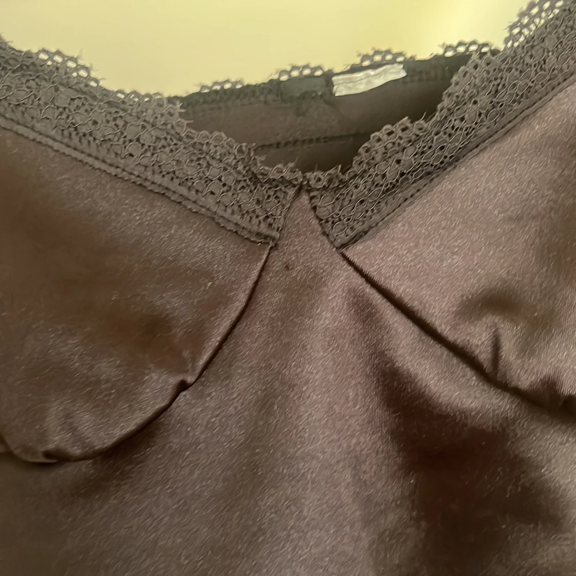 Svart satinlinnetopp med spetsdetaljer - 92