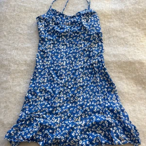 Blommig blå klänning från Zara - Söt blå klänning från Zara med ett blommigt mönster. 🥰