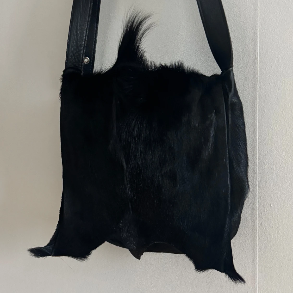svart axelväska i päls