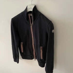 Moncler maglia zip up  - Storlek S passar XS. Mycket fint skick. Riktigt nice modell. Skriv vid fler frågor🤝