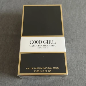 Good Girl Eau de Parfum från Carolina Herrera - Säljer en elegant och sofistikerad parfym, Good Girl från Carolina Herrera. Flaskan innehåller 30 ml av en förförisk doft som kombinerar djärva och feminina noter. Perfekt för den som vill utstråla självsäkerhet och stil. Helt oöppnad 
