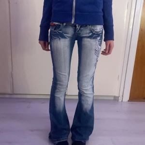 Crazy Age Jeans - Säljer då dom inte kommer till användning längre, inga tydliga tecken på använding. Jättesnygga köpta på Vinted. Storleken står inte men skulle gissa på 34/36. 