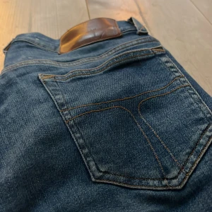 Tiger of sweden 28/32 - Tja säljer dessa otroligt snygga tiger of sweden jeans byxorna e köpta på NK för 2 år sen för 1500 kr och just denna modell heter slim och passsar dig som e up till 170/175 tack och hej, skriv gärna vid funderingar eller minsta fråga 