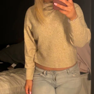 Beige ribbad tröja - Säljer en beige ribbad tröja med långa ärmar och en croppad passform. Storlek xs, men passar lite större storlekar också ,skriv för fler bilder
