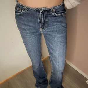 Blå jeans med låg midja - Mörkblå lågmidjade dam jeans i bra skick. Egen designad touch i midjan      PreFashion Uf