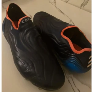 Adidas copa + - Har använt dem i ungefär en månad bara! Otroligt bekväma och kommer hålla länge! Nypris 2800