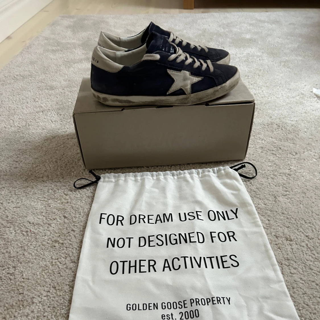 Mörkblåa sneakers från Golden Goose