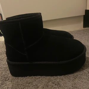 UGG Platform - Jättefina och relativt nya UGG’s. Köpt förra vintern och använts ett fåtal gånger då jag har ett par andra!!