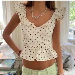 Prickig topp - Jätte söt topp som inte kommer till användning. Jätte bra skick inga skador. Bilderna är lånade skriv för fler bilder🩷