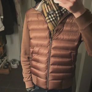 Herno Cardigan HELT NY - HELT NY Herno cardigan som vad jag vet inte säljs längre - Storlek: 46 (Passar XS-S) - Skick: 10/10 - Nypris: 5000-8000kr tror jag - Vårt pris: 3999kr - OG: Påse & tags! - DM för frågor & funderingar. (TAR EMOT PRISFÖRSLAG!) 🙌🏻