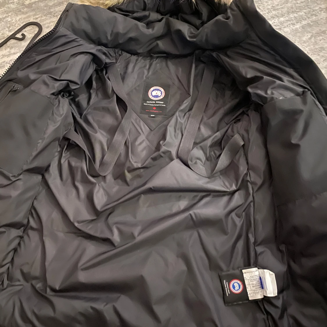 Svart dunjacka med päls från Canada Goose - 91