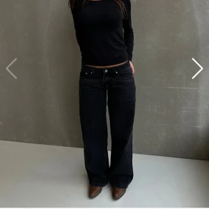 Lågmidjade jeans - Svarta lågmidjade jeans från DinVintageShop i modellen ESTHER. För stora för mig. Helt oanvände med lappen kvar. Midjemått: 42-43 Innerbenslängd: 82 (dock lite små i storleken det är meningen att man ska gå upp så de sitter mer baggy tex)