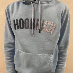 Hoodrich hoodie - Kommer it till användning ingen skada och är o bra skick snabb affär kontakta dm! Finns flera kläder i min bio