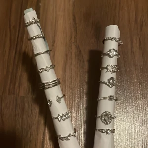 15st ringar från SHEIN  -  Säljer 15 ringar i olika storlekar från SHEIN, de är i bra skick. Priset gäller för alla tillsammans. Färgen Kan bli avskavd ganska snabbt enligt egna erfarenheter. Obs man Kan bli något grön där ringen suttit men det är inget jag upplevt. 