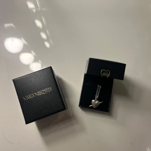 Silverhalsband med hjärta från Maria Nilsdotter - Fick det i julklapp men jag har tyvärr guld smycken, gick tyvärr inte att skicka tillbaka därav jag säljer det nu💕💕